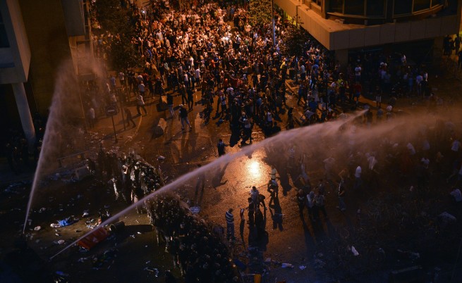 В Бейрут: Протести прераснаха в насилие (видео)