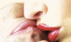 Меки устни, бляскав поглед и романтични коси (видео)