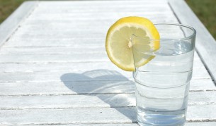 Учени: Половин литър вода преди хранене и отслабваме