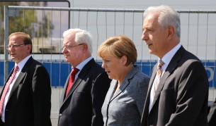 Освиркаха Меркел пред бежански център