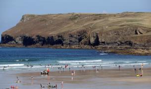 Плажът в Корнуол, където Дейвид Камерън си почива заедно със съпругата си Саманта