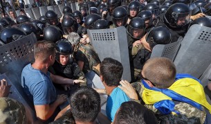 Един убит и 90 ранени при сблъсъци пред Радата в Киев