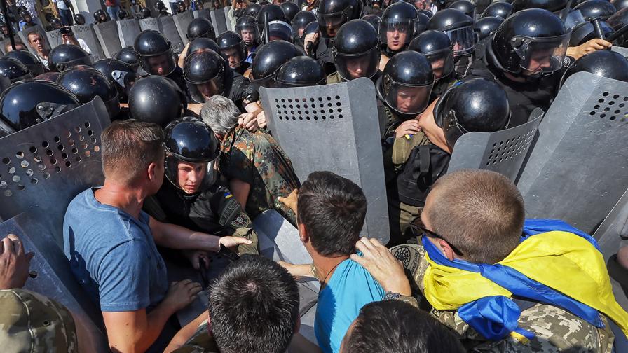 Един убит и 90 ранени при сблъсъци пред Радата в Киев