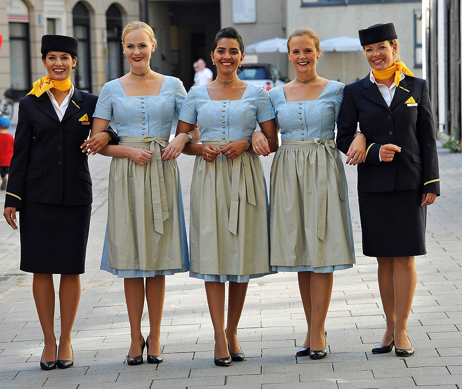 Стюардеси на Луфтханза, които ще бъдат облечени с традиционни рокли по избрани маршрути и летища по време на Октоберфест в Мюнхен, Германия. За да отпразнува 60-ия си рожден ден, немския превозвач ще въведе традиционните си униформи от 1950-а година.