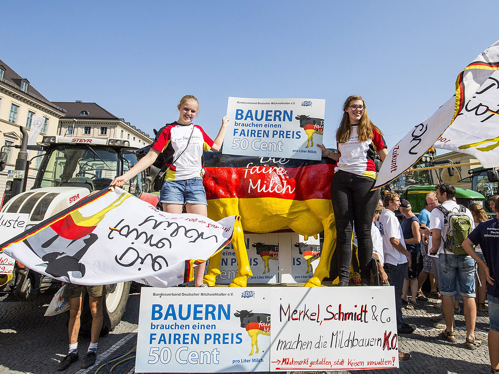 Фермери протестират срещу намаляването на цената на млякото, на площад Одеон в Мюнхен, Германия. Германските млекопроизводители протестират срещу ниските доходи, които генерират заради средна цена на мляко от 26 цента на литър