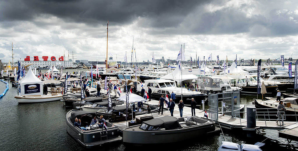 Посетители на първия ден на международното изложение за яхти и лодки HISWA в Амстердам, Холандия.