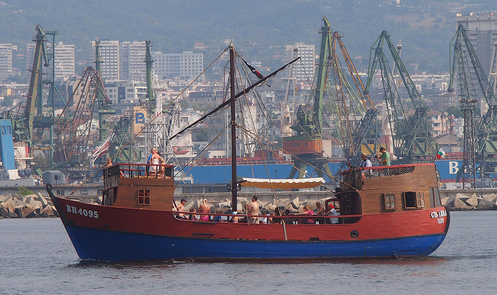 Туристическите корабчета, които са една от най-големите и достъпни летни атракции през лятото във Варна, отчитат спад на клиенти този сезон. Тази година във варненската акватория са регистрирани 47 плавателни съдове за сезонен превоз, докато миналата година техният брой е бил 65.