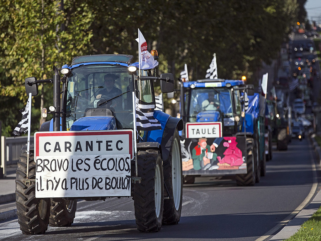 Десетки трактори приближават Площада на нацията по време на протест на фермерите в Париж, Франция. Хиляди фермери и трактори демонстрират по улиците на Париж днес, срещу намаляването на доходите им и нарастващата нестабилност в сектора