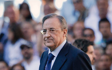 Флорентино Перес лекичко опипва почвата около Неймар