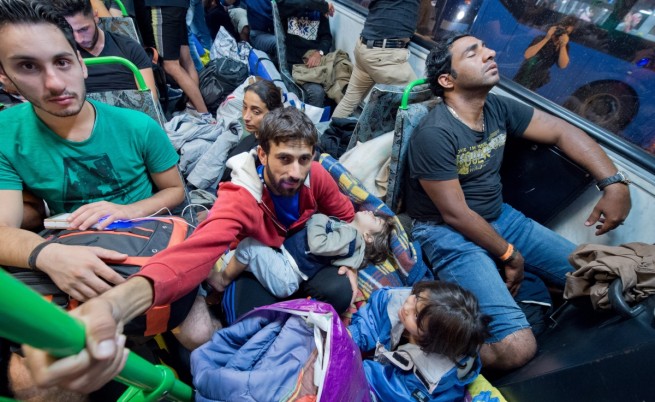 2000 бежанци вече са на  унгарско-австрийската граница