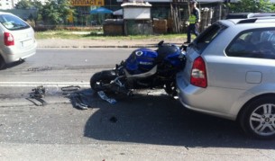 Кола и мотор се удариха до пешеходна пътека