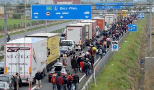 Бежанци вървят пеша по магистрала край Никелсдорф на унгарско-австрийската граница
