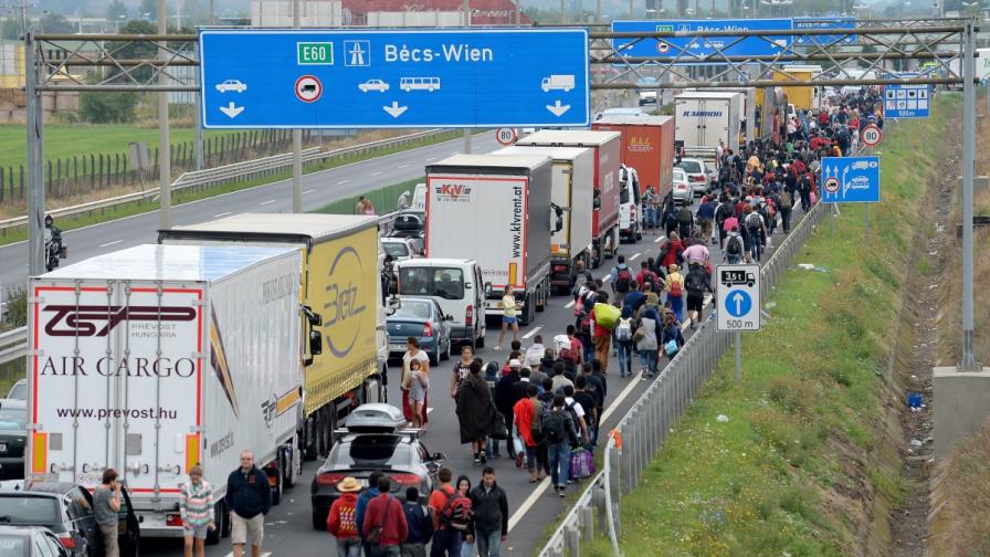 Бежанци вървят пеша по магистрала край Никелсдорф на унгарско-австрийската граница