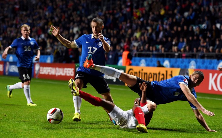 Естония остана в битката за бараж