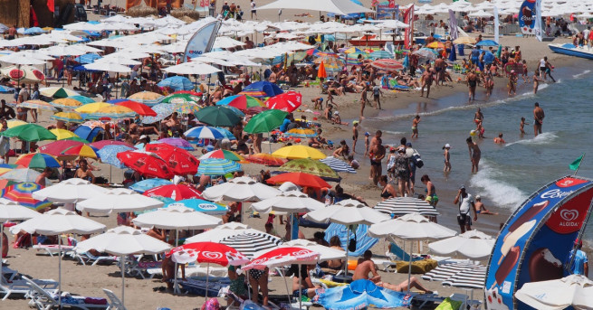 Неприятни зарази по морето Хиляди с колити масово обриви по