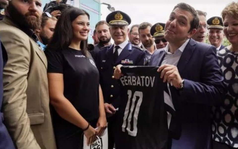 Бившият премиер на Гърция получи за подарък фланелка на Бербатов