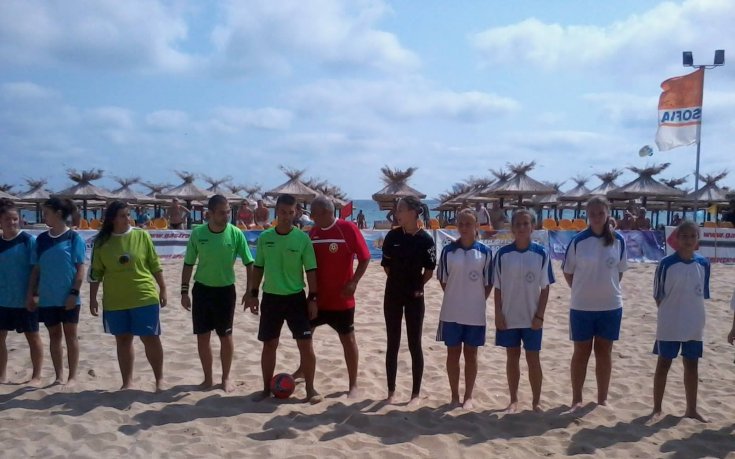 СНИМКИ: Игра се първият демонстративен мач по плажен футбол за девойки