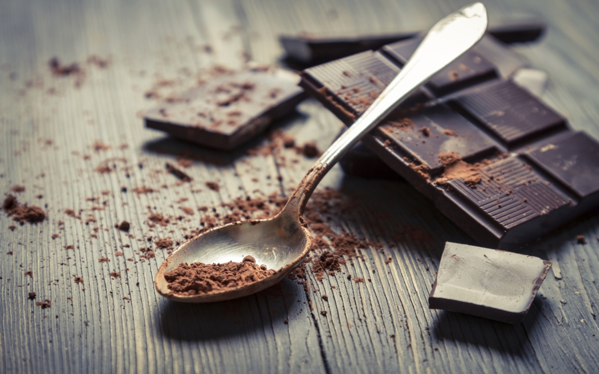 Тъмен шоколад<br />
<br />
Вкусът на шоколада не е единствената причина да се чувствате толкова щастливи, когато го консумирате. Какаото в него мигновено повишава концентрацията и настроението ви и подобрява притока на кръв към мозъка ви, като ви помага да се чувствате по-жизнени и енергични. Шоколадовите десерти като Сникърс обаче не се броят, колкото и да са вкусни. Какаото е шоколадовата съставка, която ви кара да се чувствате добре, така че чистият тъмен шоколад е най-добрият ви избор, ако искате да подобрите настроението си, но да не се срамувате да се погледнете по бански в огледалото.
