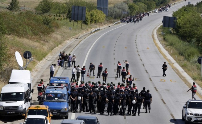 Стотици бежанци са на 10 км от България