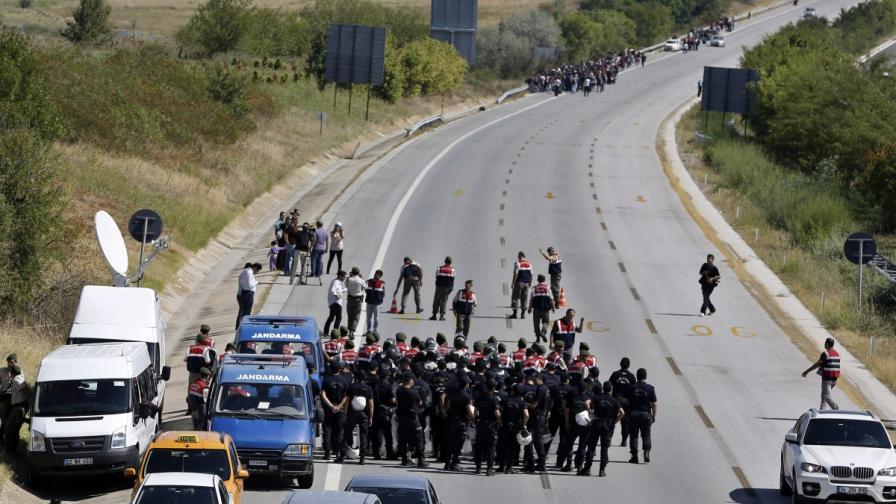 Турски жандармеристи препречват пътя на сирийци, вървящи пеша по магистралата от Истанбул към Одрин