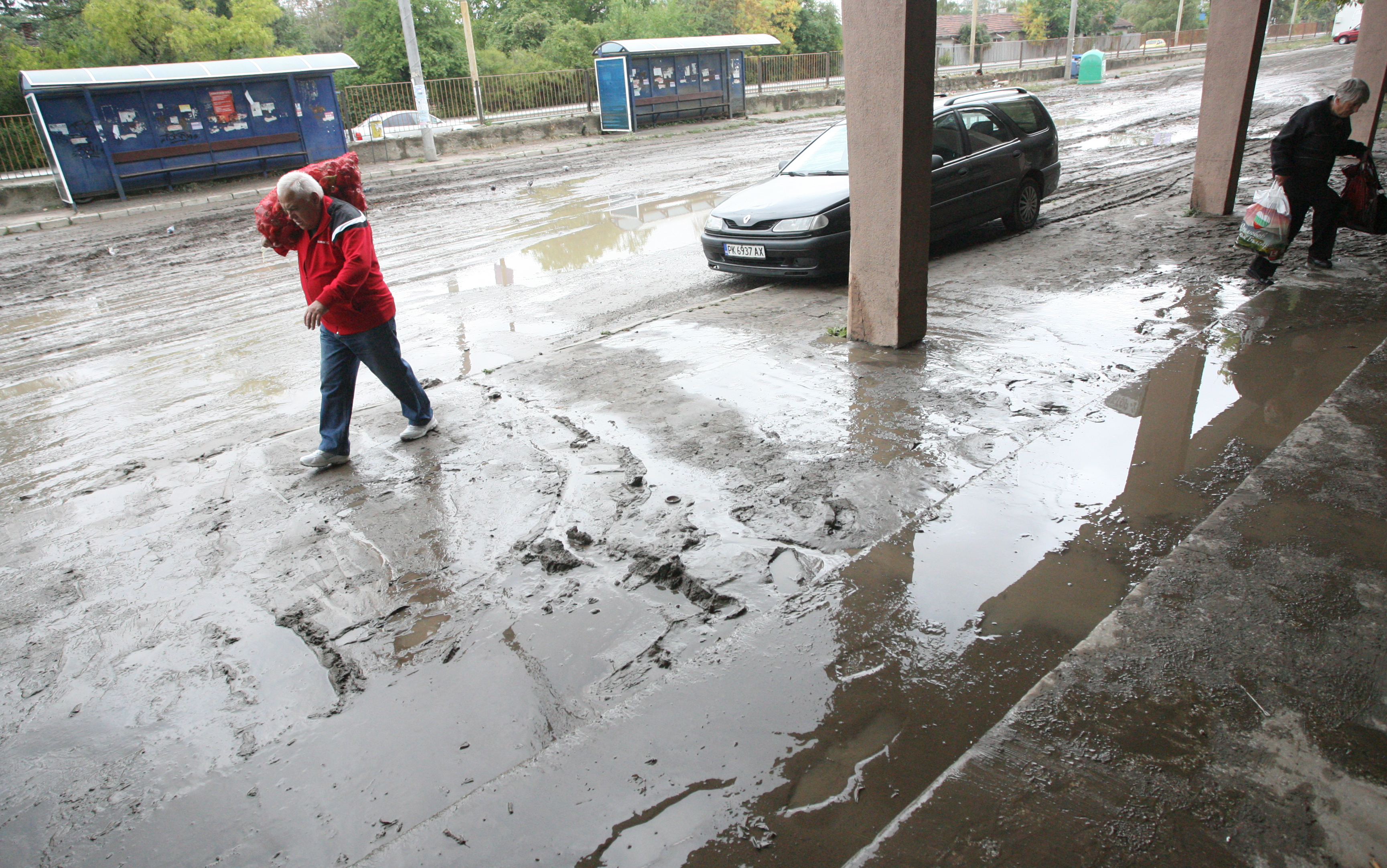 Перник бе наводнен на няколко места, след изсипалия се пороен дъжд, придружен от мощни гръмотевици. Почти всички улици на града бяха наводнени.