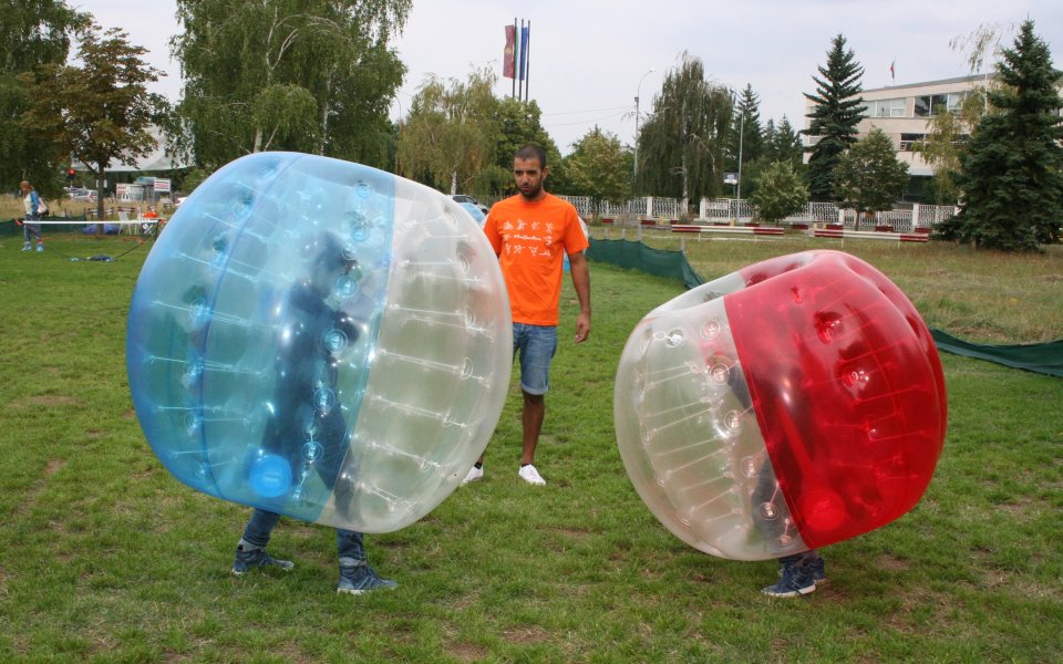 Ученици ще играят футбол в балонени костюми