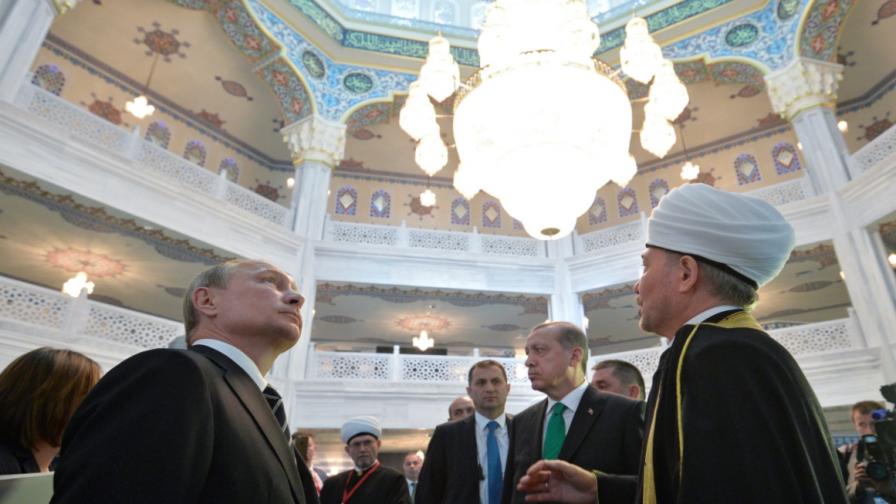 Путин заклейми ИД при откриването на най-голямата джамия в Москва
