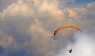 Да летиш 40 секунди с 200 км/ч към земята (видео)