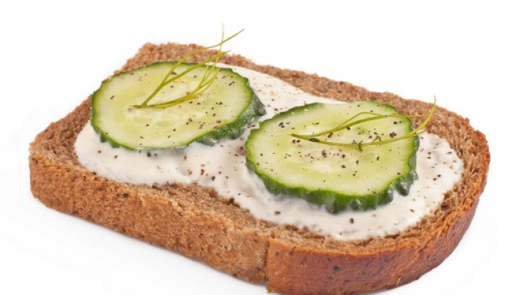 сандвич краставица горещини полезни храни пълнозърнест хляб