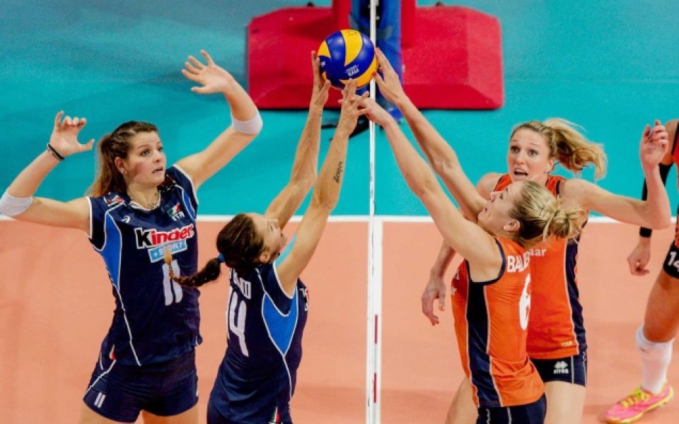 момент от двубоя между Италия и Холандия на европейското първенство по волейбол за жени