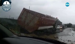 ТИР потъва в току-що положен асфалт (видео)