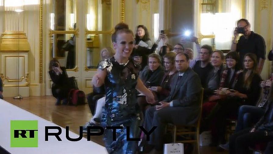 Малки жени дефилират на модно ревю (видео)