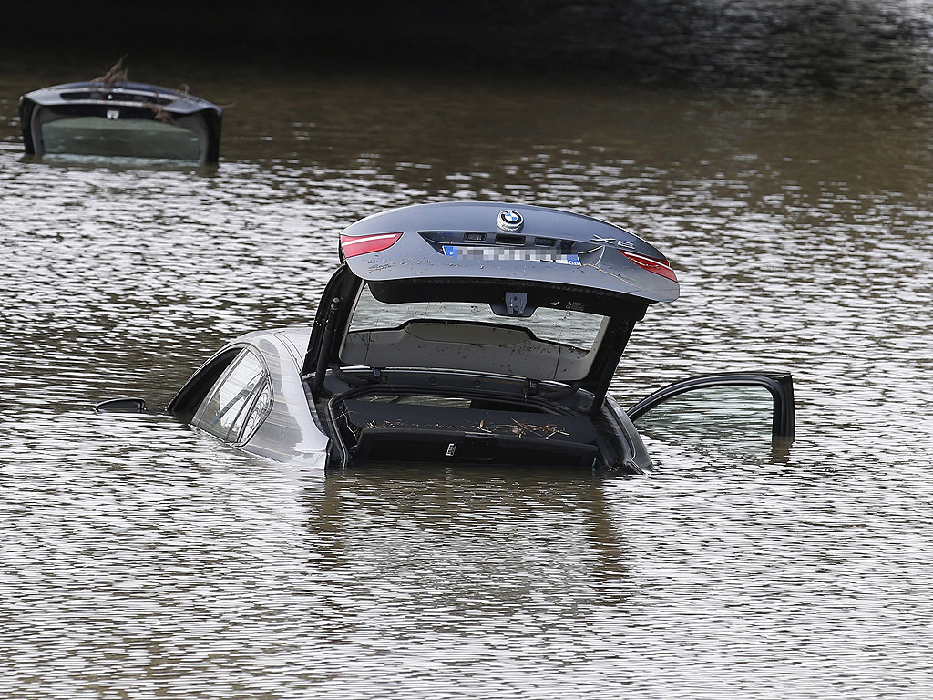Най-малко 17 души са загинали при наводнения и свлачища, предизвикани от проливни дъждове, излели в района на френската Ривиера през почивните дни, съобщиха световните медии.