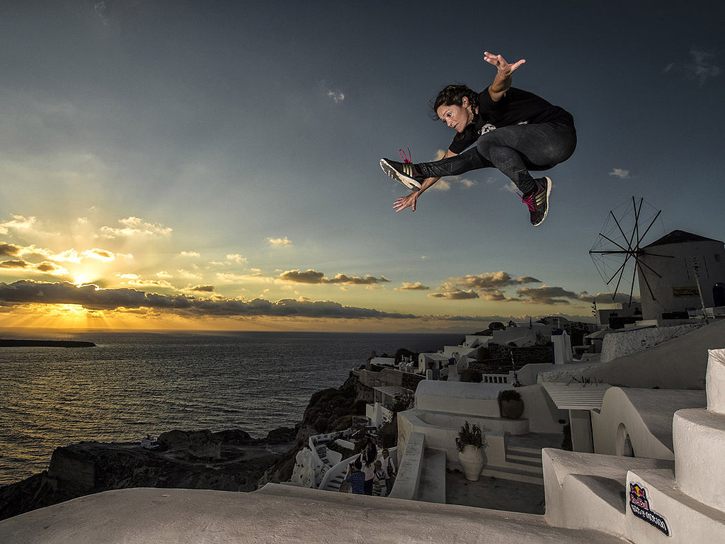 Димитрис „ДиКей“ Кирсанидис от Гърция флипира, направи скокове, и кълба, проправяйки си път към впечатляваща freerunning победа на финала на Red Bull Art of Motion финала за 2015. Той печели титлата за 2-ра поредна година на предизвикателните естествени скали в Санторини