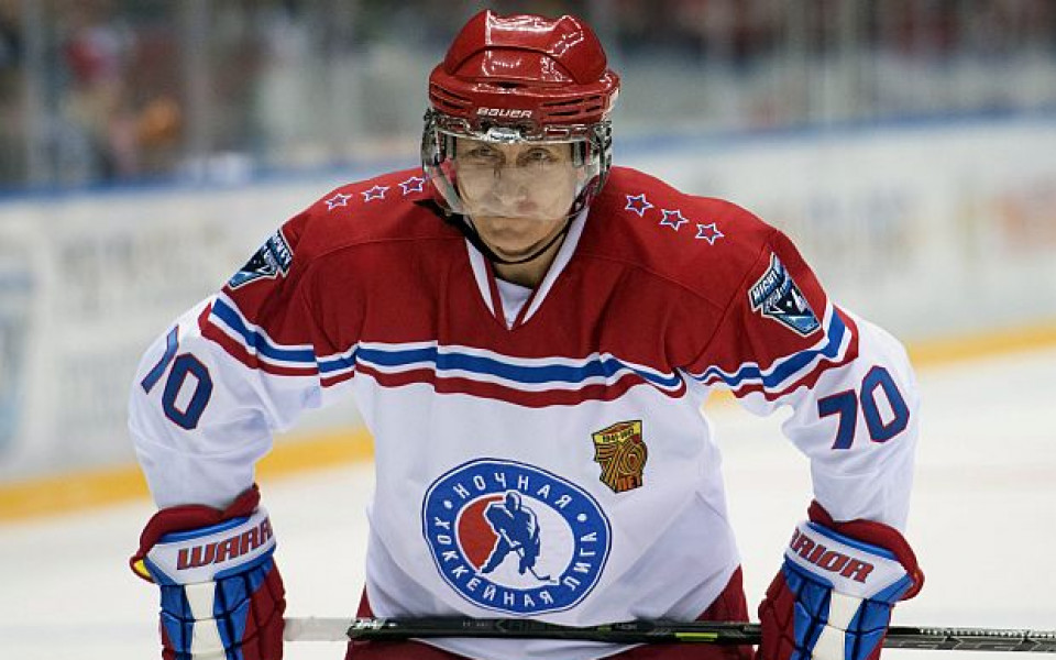 Путин върза кънките и излезе на леда да поиграе хокей