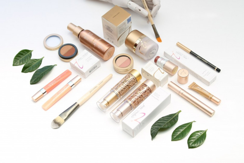 Минералните гримове Jane Iredale даряват част от продажбите си на фонд, подпомагащ жени, преживели рака на гърдата. 

Можете да намерите гримовете на Jane Iredale в магазини "Шипка" в София.