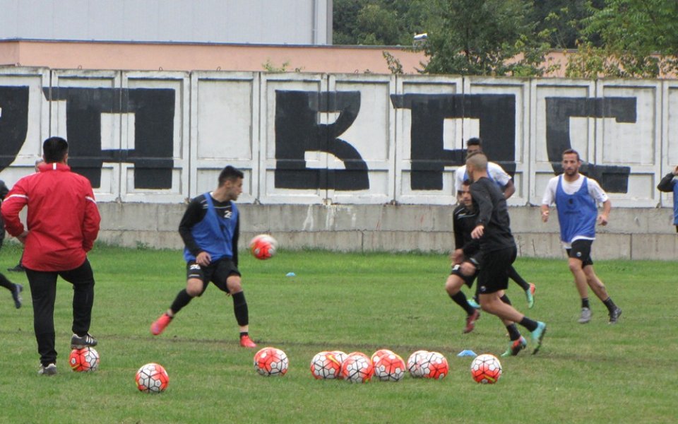 Локомотив Пловдив тренира на помощния с нови топки
