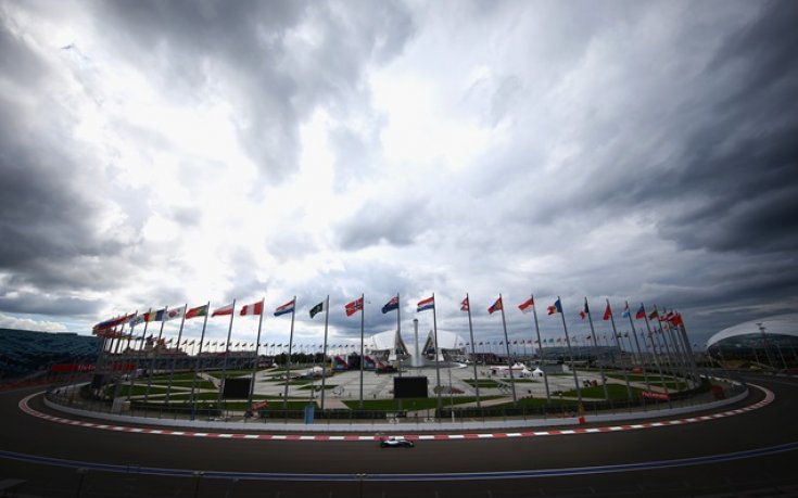 ВИДЕО: Маслено петно забави първата тренировка за Гран Прин на Русия