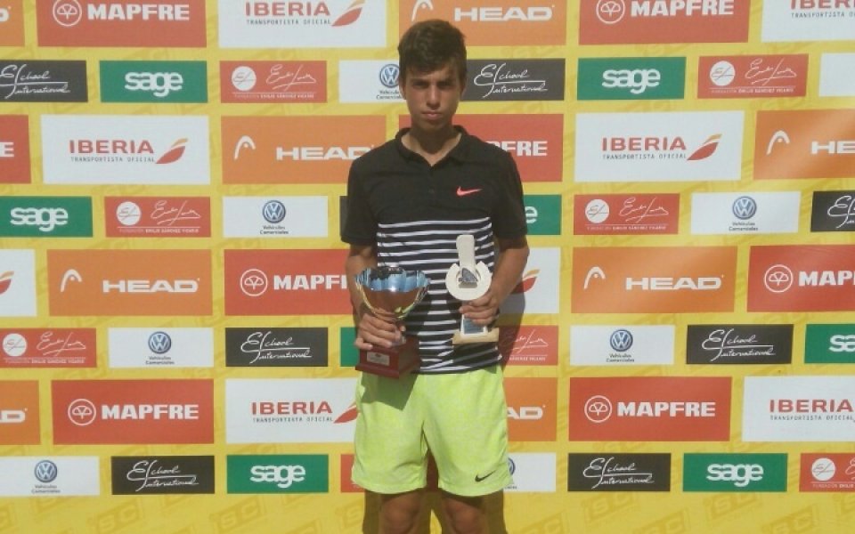 15-годишният Адриан Андреев дебютира с победа в мъжкия тенис