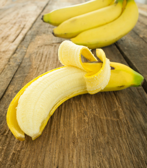 Банани: Фруктовата захар в този плод влиза в кръвния поток малко по-бързо отколкото при други плодове. Което означава, че зарежда наистина бързо тялото с енергия в моментите, когато се нуждаем от нея – за фитнес, за тежки физически или умствени натоварвания. Освен това е чудесен източник на калий, което намалява шансовете за мускулни травми. А също така подхранва организма, когато той се поти и изкарва токсините.