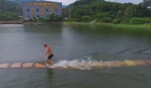 Китайският монах, който върви по вода (видео)