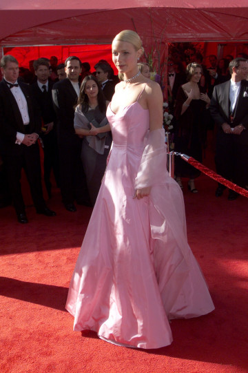 Гуинет Полтроу е видение в розово с рокля на Ралф Лорън