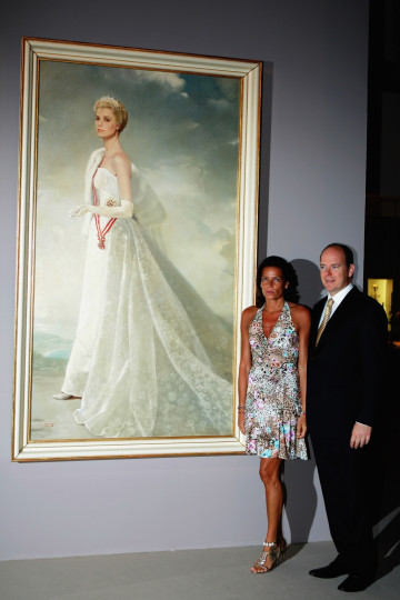 Принц Алберт Втори и принцеса Стефани пред портрета на майка им Грейс Кели