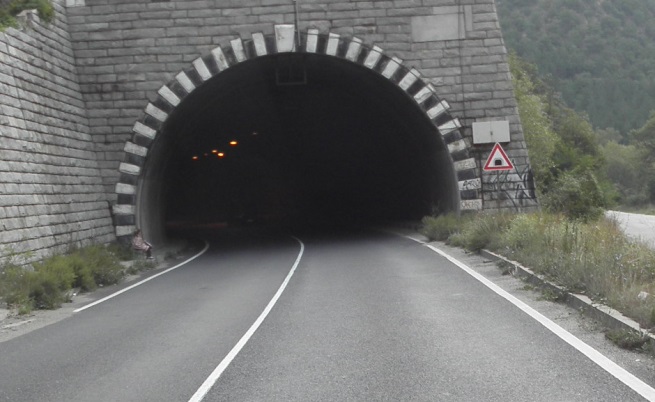 Опасни тунели тревожат шофьори по пътя Асеновград-Смолян
