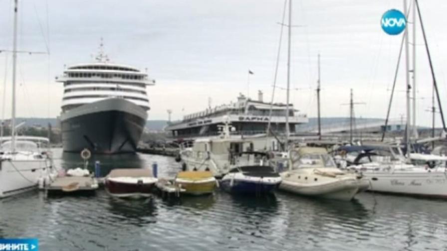 Огромен кораб за край на круизния сезон във Варна (видео)