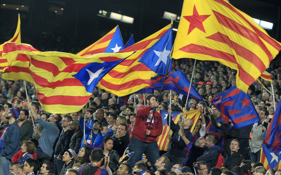 Съдът в Мадрид отмени забраната за каталунски знамена на финала