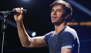 Скинари набили бас китариста на Енрике Иглесиас в София