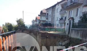 Свлече се път в Асеновград, къщи висят във въздуха