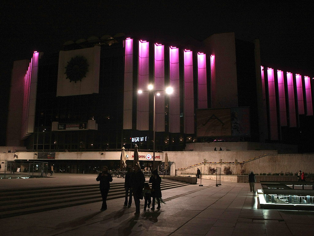 В навечерието на Деня на будителите фасадата на Двореца бе  осветена в различни цветове
