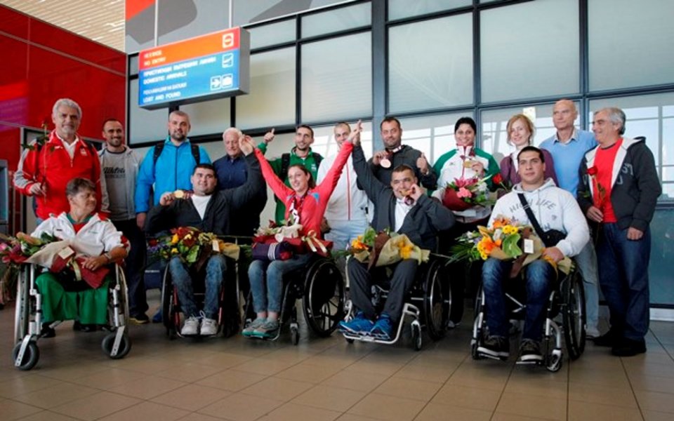 Посрещнаха параатлетите с цветя и специални поздрави от министър Кралев